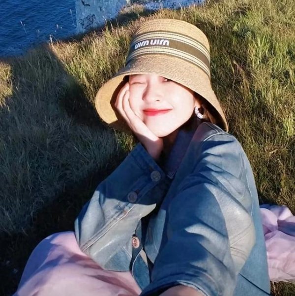 广升网 唐艺昕坐4小时火车游英国，5岁女儿长发到腰部，高鼻梁很像张若昀